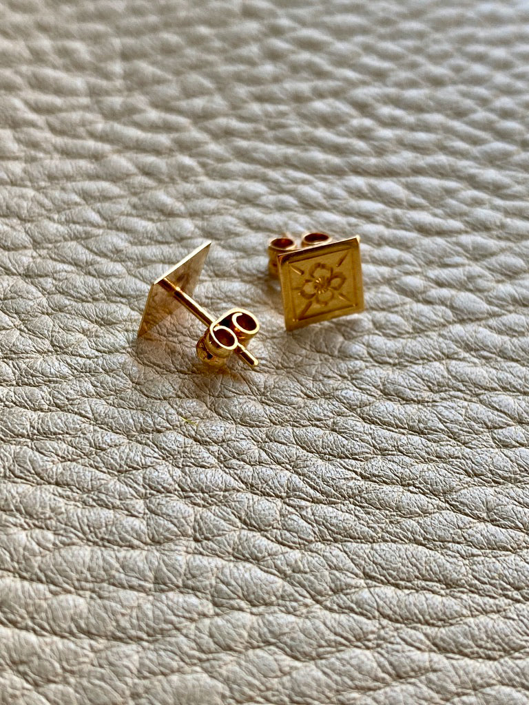 Square hand engraved earrings with 4 petal flower motif in 18k gold