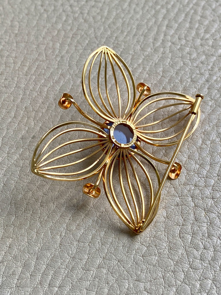 1951 Modernist Four Petal Flower Brooch with Chalcedony Stone in 18k gold - Stockholm, Sweden by Stigbert