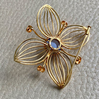 1951 Modernist Four Petal Flower Brooch with Chalcedony Stone in 18k gold - Stockholm, Sweden by Stigbert