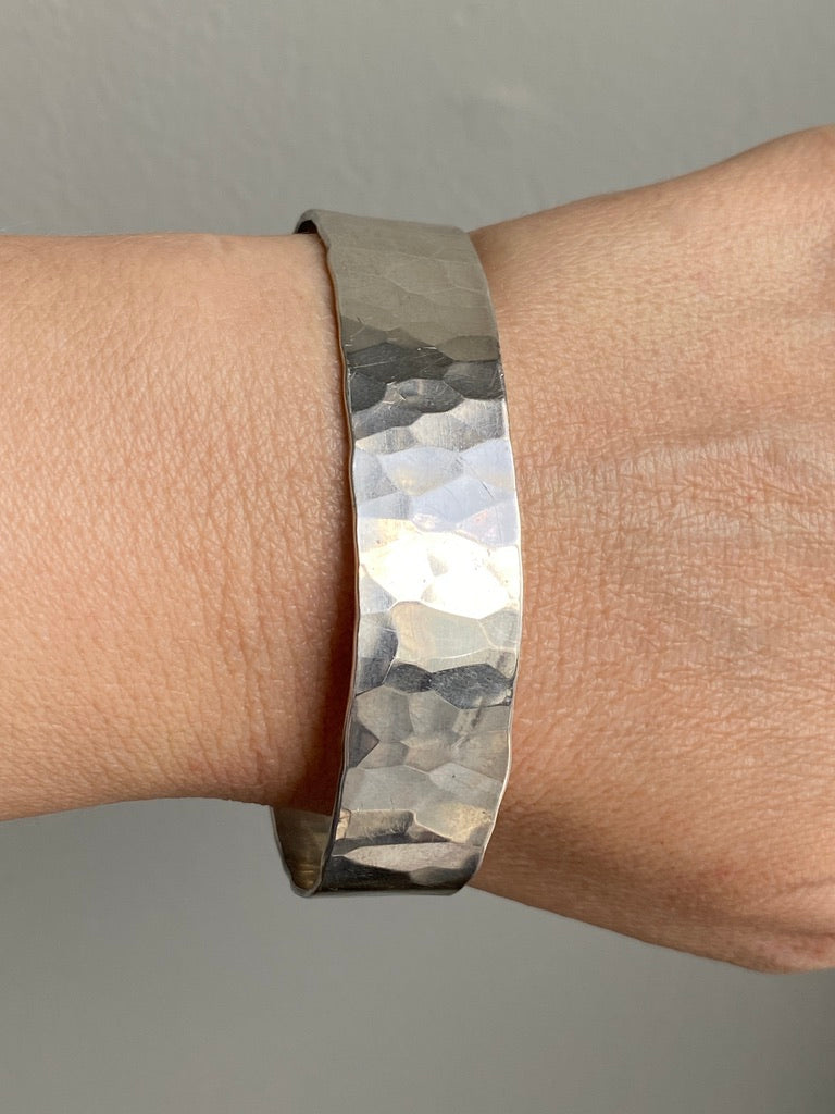 1974 Heavy hammered texture silver bangle by Kuhlin - size 8 inch interior