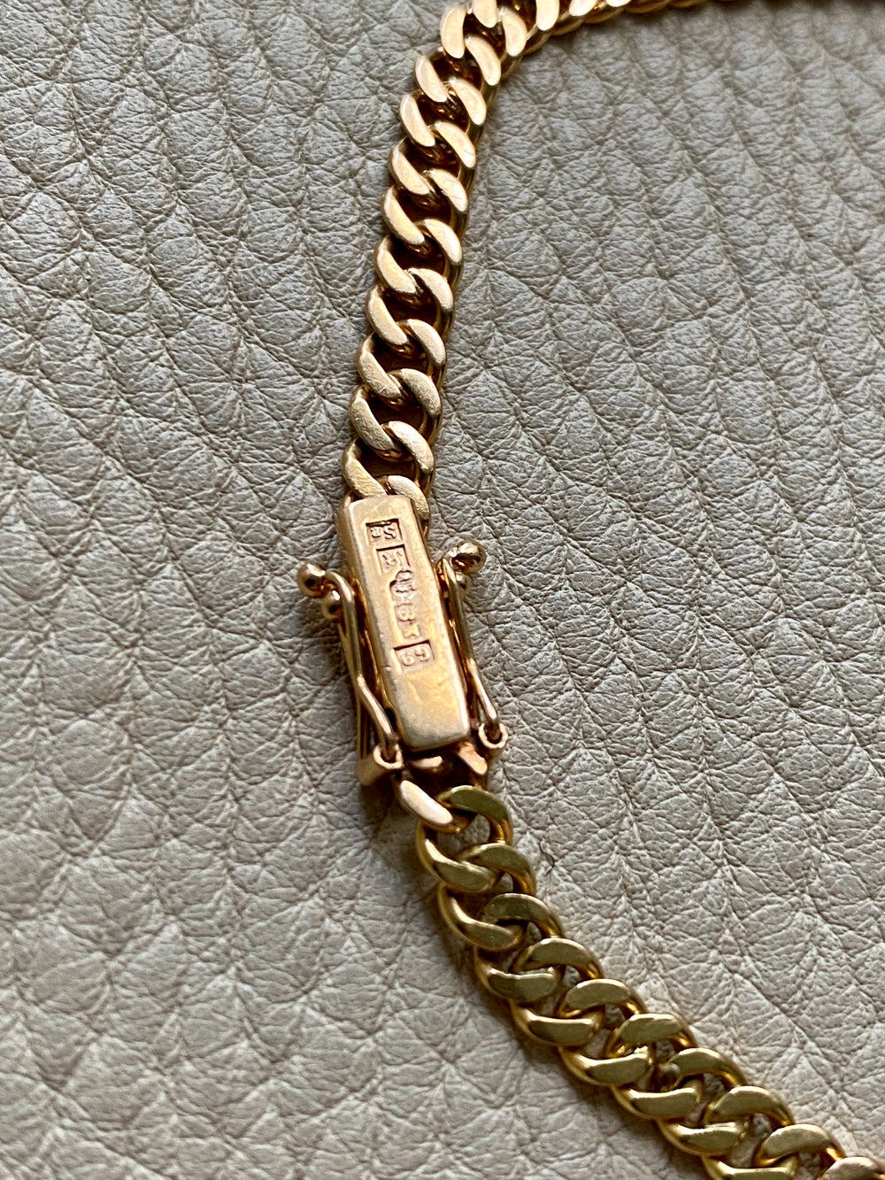 1957 Vintage Pressed Curb Link Bracelet in 18k Gold - 7.25 inch length