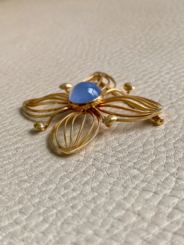 1951 Modernist Four Petal Flower Brooch with Chalcedony Stone in 18k gold - Stockholm, Sweden by Stigbert