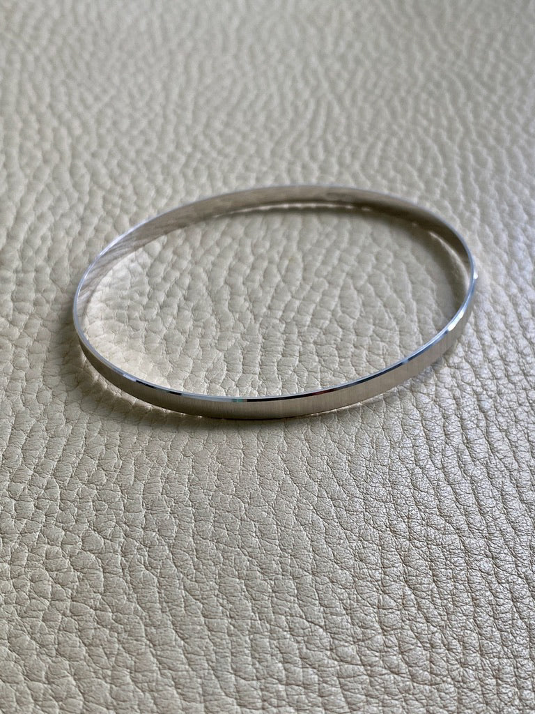 Vintage Italian 18k White Gold Solid Bangle with Scribed Line Pattern - UnoAErre - 8 inch