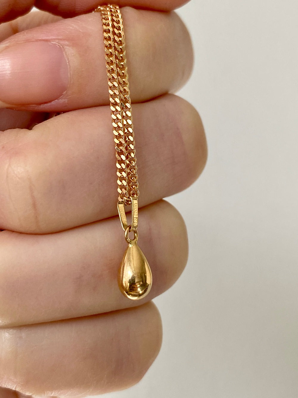 1978 Vintage Swedish 18k gold egg shaped droplet pendant