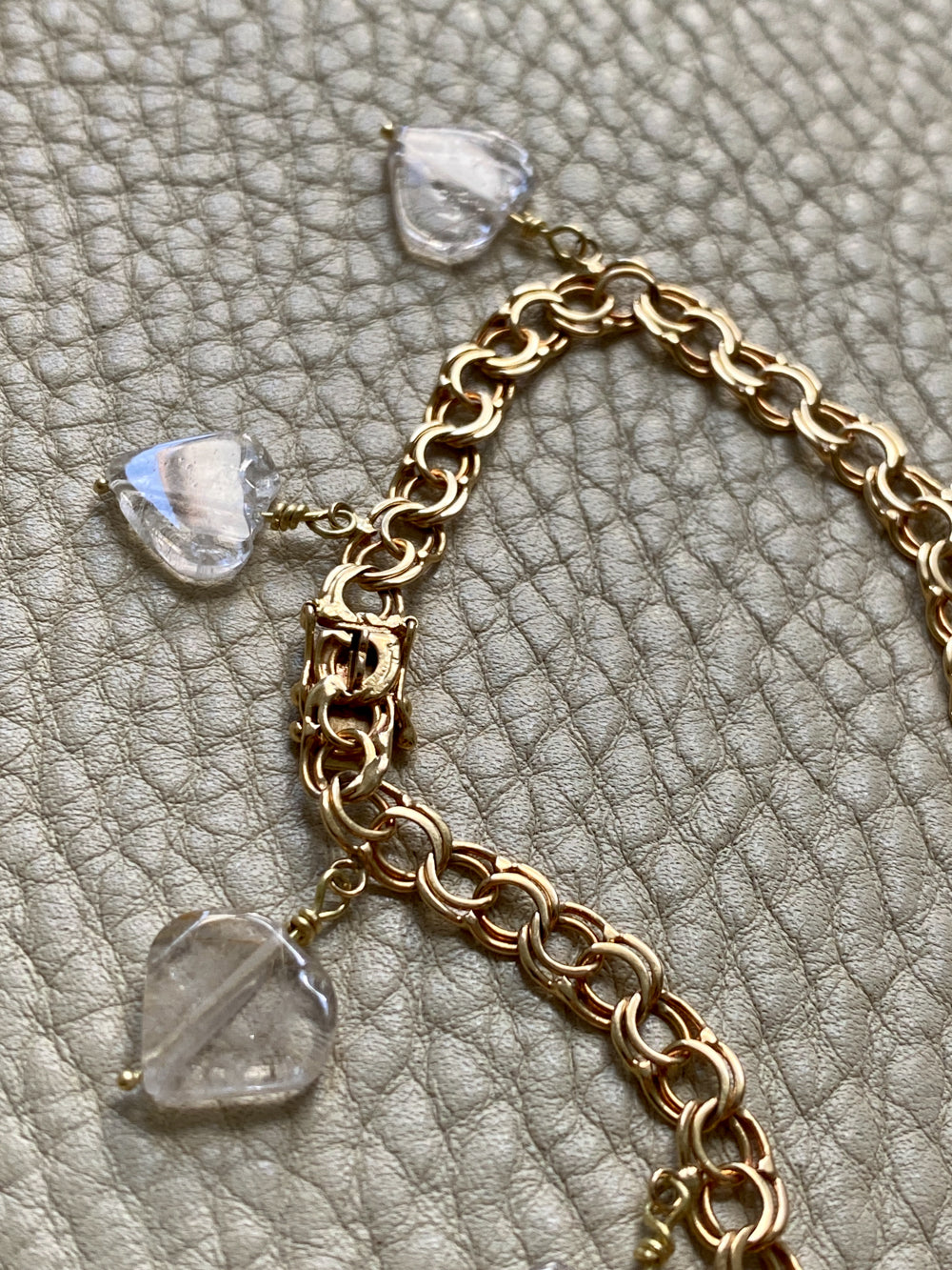 1964 Double link charm bracelet in 18k gold with quartz hearts- 7.75 inch length