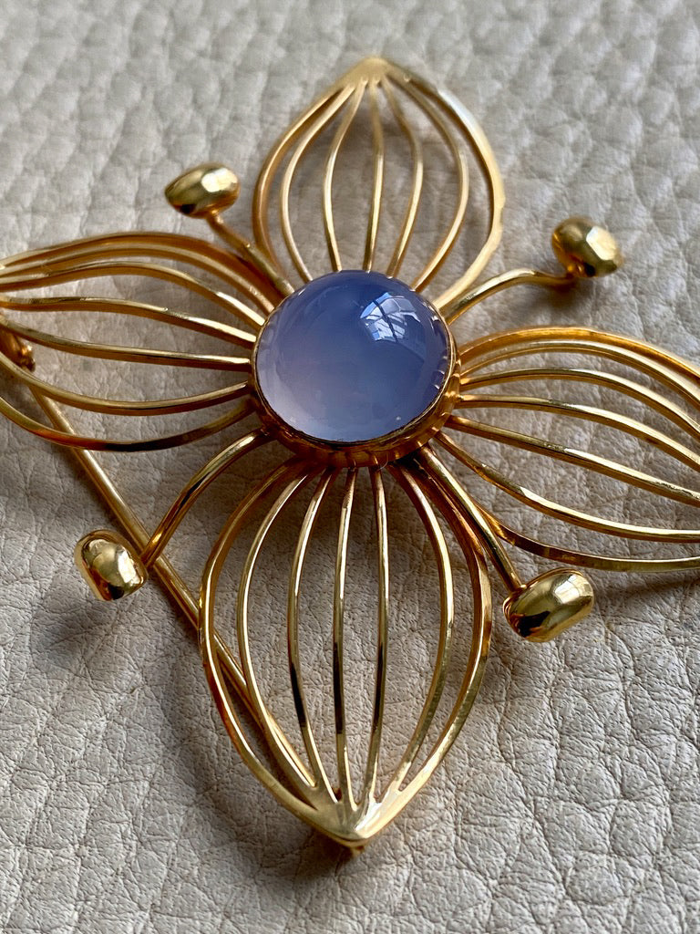 1951 Modernist Four Petal Flower Brooch with Chalcedony Stone in 18k gold - Stockholm, Sweden by Stigbert