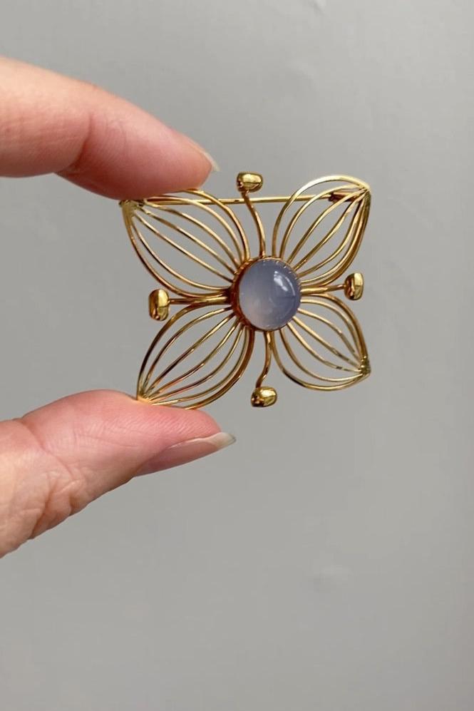 1951 Modernist Four Petal Flower Brooch with Chalcedony Stone in 18k gold - Stockholm, Sweden by Stigbert