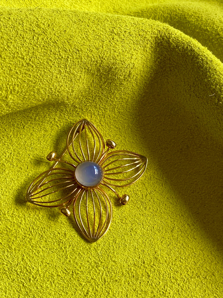 1951 Modernist Four Petal Flower Brooch with Chalcedony Stone in 18k gold - Stockholm, Sweden by Stigbert