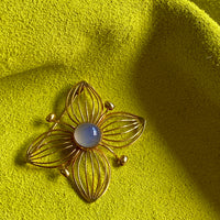 1951 Modernist Four Petal Flower Brooch with Chalcedony Stone in 18k gold - Stockholm, Sweden by Stigbert