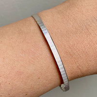 Vintage Italian 18k White Gold Solid Bangle with Scribed Line Pattern - UnoAErre - 8 inch