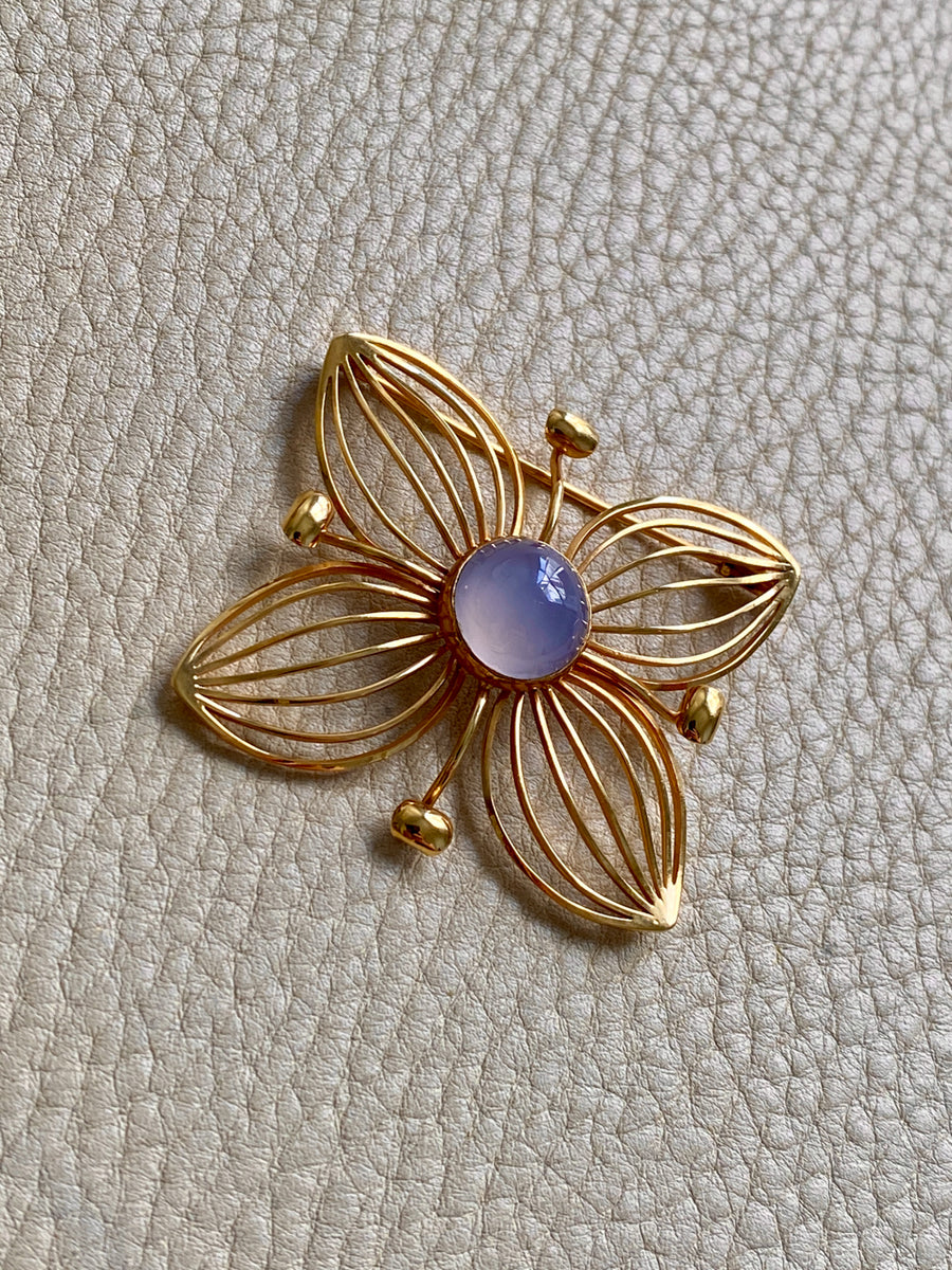 1951 Modernist Four Petal Flower Brooch with Chalcedony Stone in 18k gold - Stockholm, Sweden by Stigbert