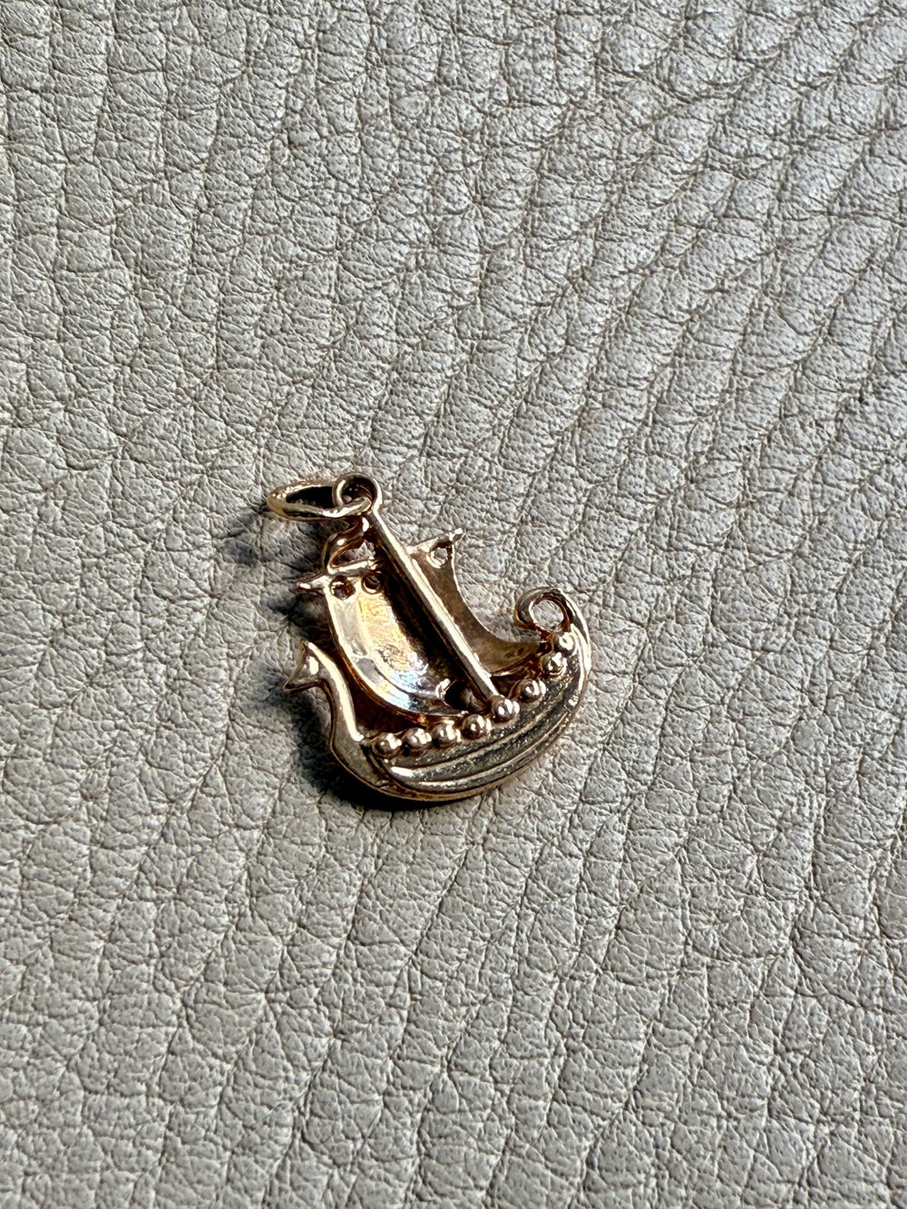 18k gold vintage charm or pendant - Sailing ship, Viking ship