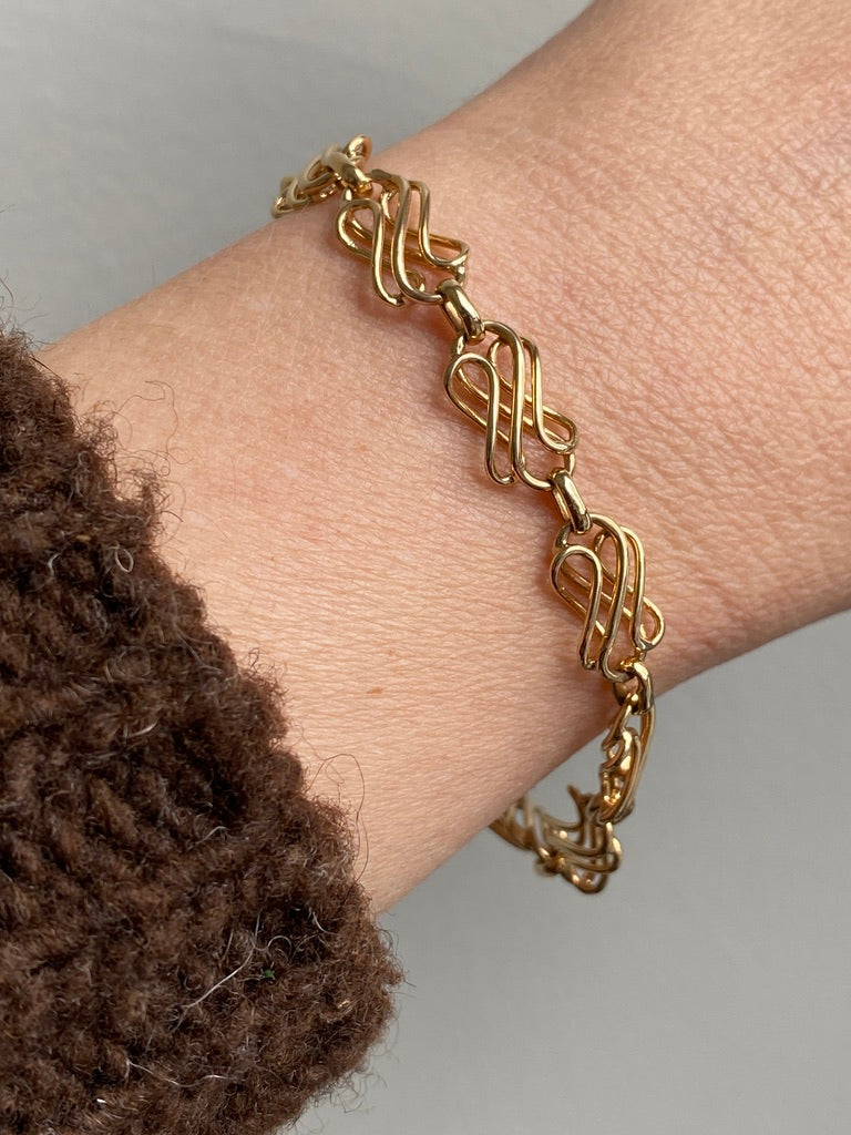 1946 Handmade Cursive Link Bracelet in 18k Gold - Stockholm, Sweden - 7.5 inch length