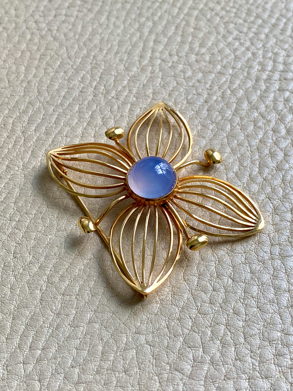 1951 Modernist Four Petal Flower Brooch with Chalcedony Stone in 18k gold - Stockholm, Sweden by Stigbert