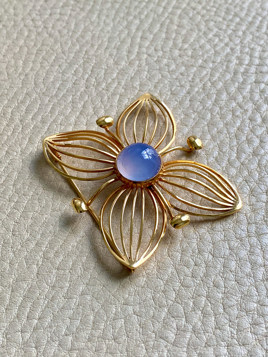 1951 Modernist Four Petal Flower Brooch with Chalcedony Stone in 18k gold - Stockholm, Sweden by Stigbert