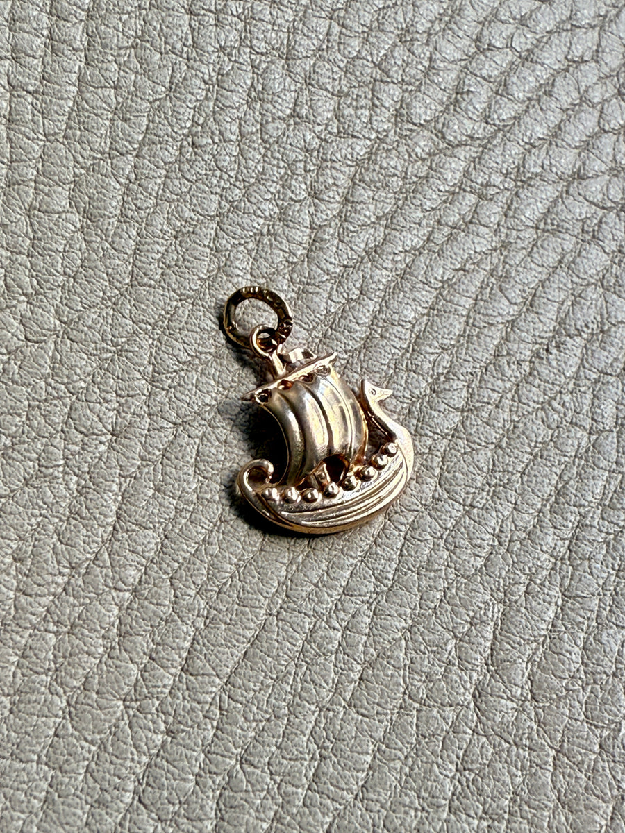 18k gold vintage charm or pendant - Sailing ship, Viking ship