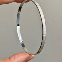 Vintage Italian 18k White Gold Solid Bangle with Scribed Line Pattern - UnoAErre - 8 inch