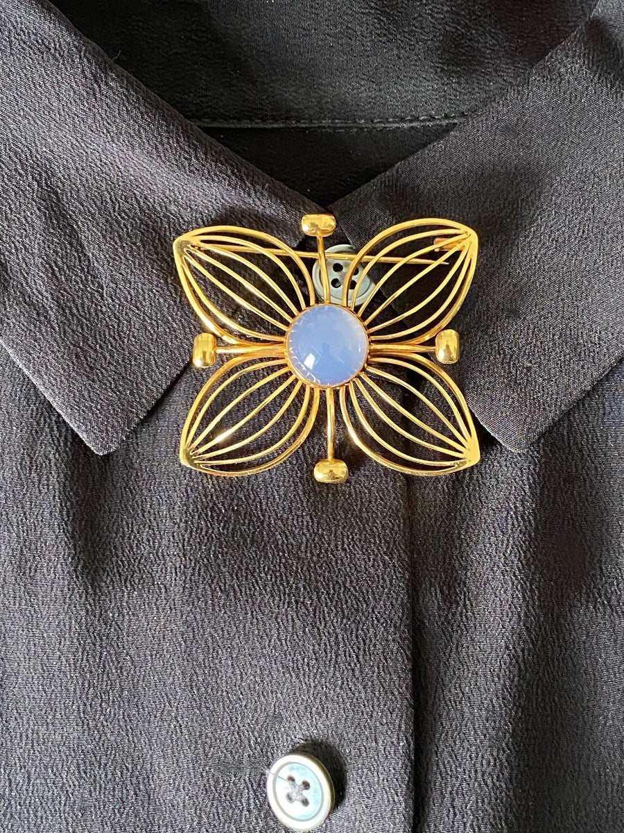 1951 Modernist Four Petal Flower Brooch with Chalcedony Stone in 18k gold - Stockholm, Sweden by Stigbert