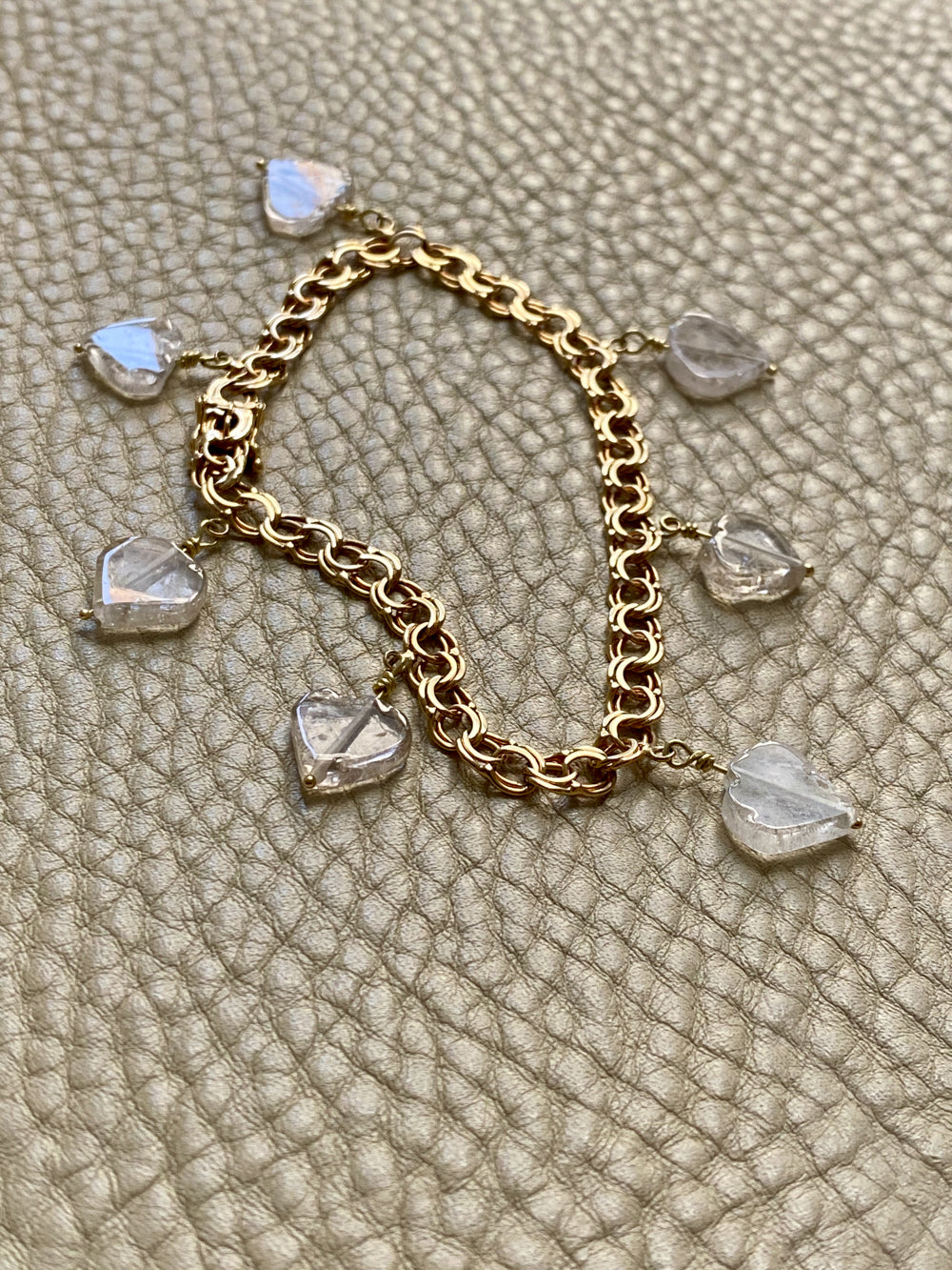 1964 Double link charm bracelet in 18k gold with quartz hearts- 7.75 inch length