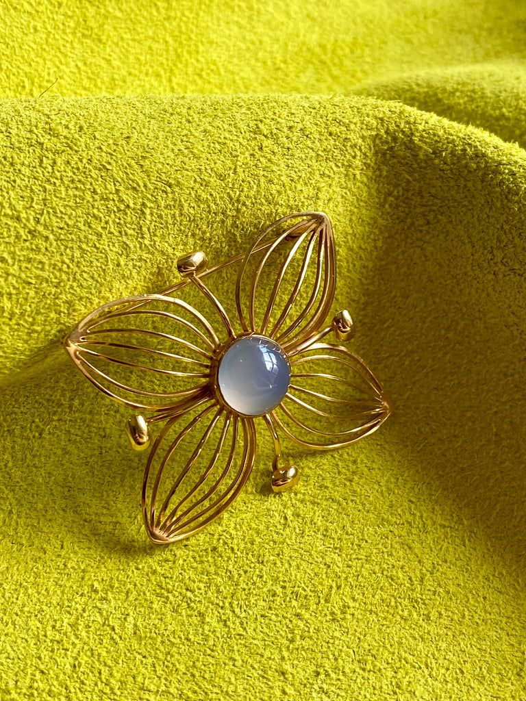 1951 Modernist Four Petal Flower Brooch with Chalcedony Stone in 18k gold - Stockholm, Sweden by Stigbert