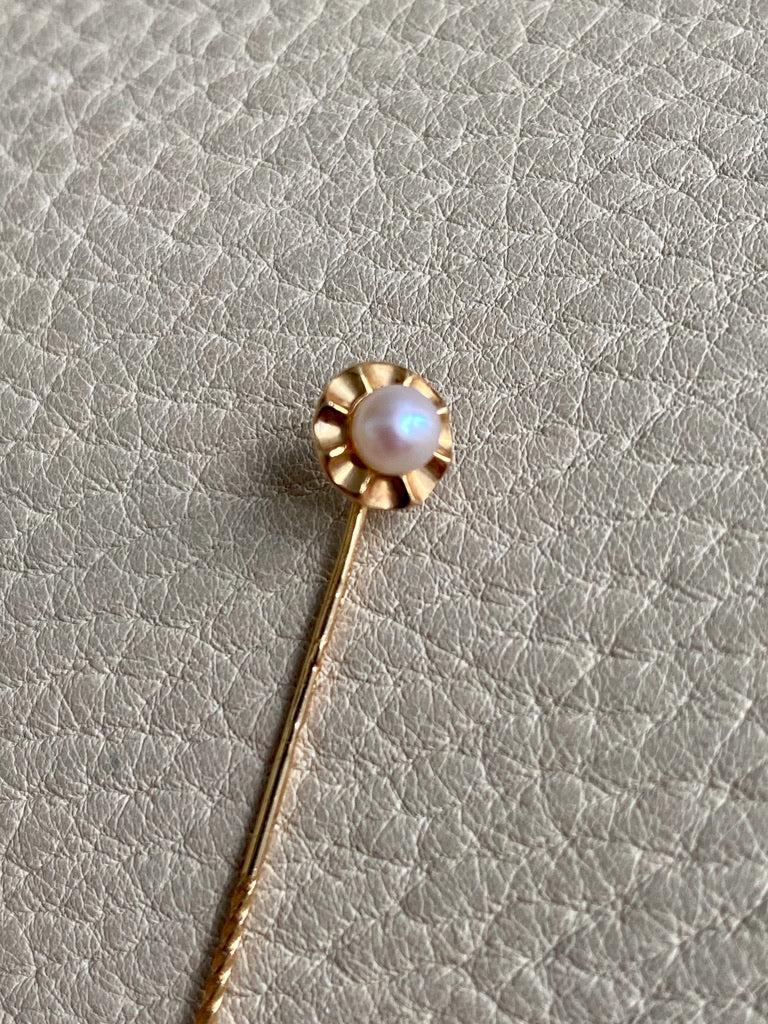 1966 Crenelated 18k Gold and Pearl Hat Pin Brooch with original leather box