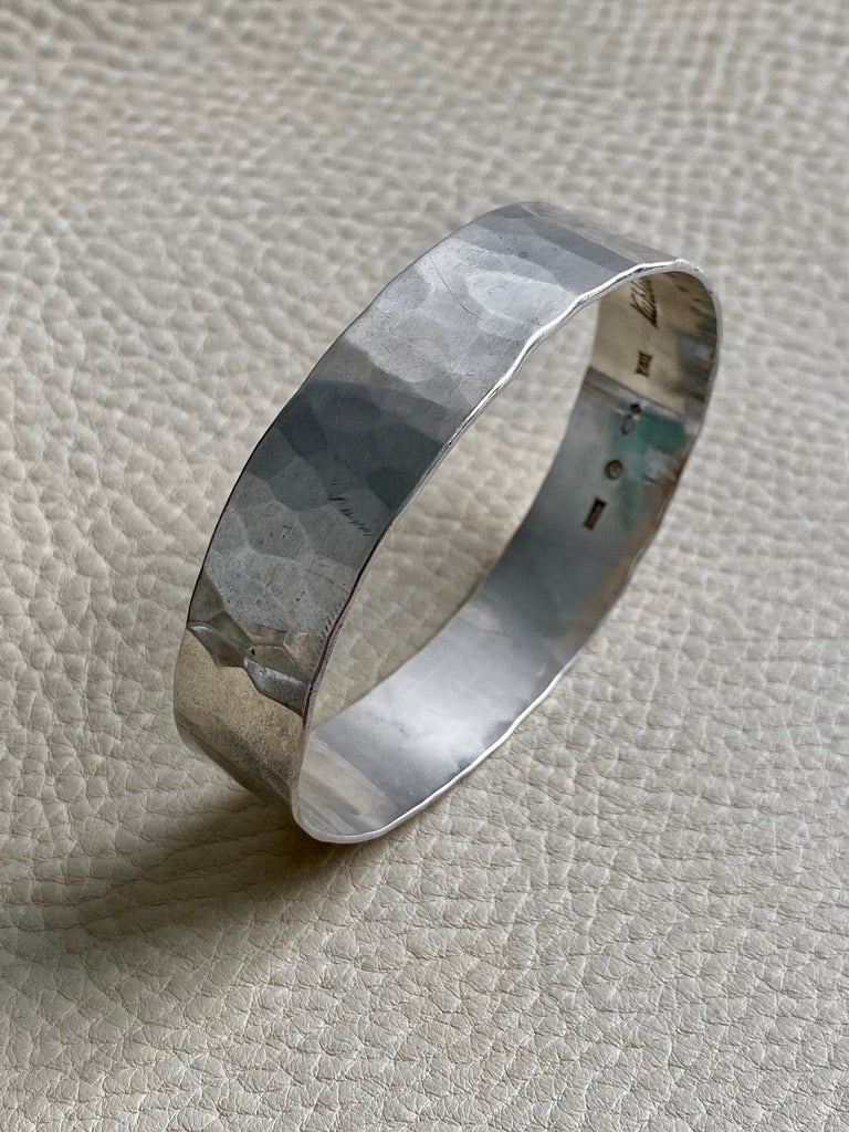 1974 Heavy hammered texture silver bangle by Kuhlin - size 8 inch interior